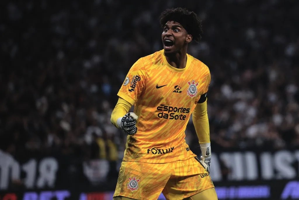 Hugo Souza substituiu Carlos Miguel no Corinthians e já caiu nas graças da Fiel Torcida. Foto: Ettore Chiereguini/AGIF