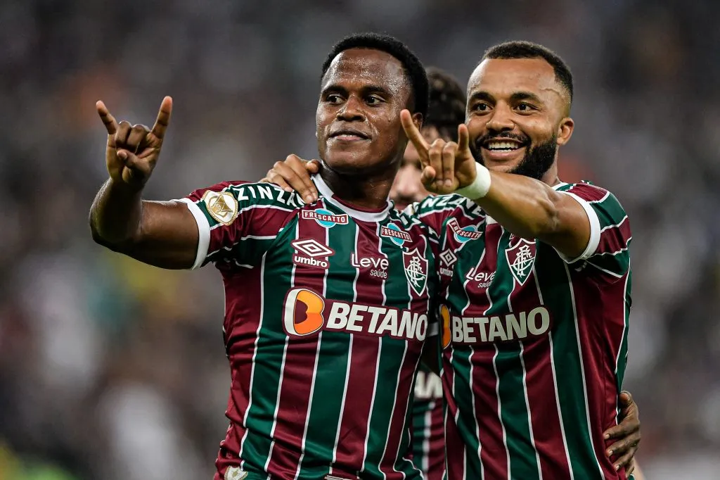 RJ – RIO DE JANEIRO – 05/08/2023 – BRASILEIRO A 2023, FLUMINENSE X PALMEIRAS – Jhon Arias jogador do Fluminense comemora seu gol com Samuel Xavier jogador da sua equipe durante partida contra o Palmeiras no estadio Maracana pelo campeonato Brasileiro A 2023. Foto: Thiago Ribeiro/AGIF