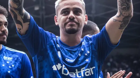 Foto: Divulgação/Cruzeiro – Fagner em apresentação ao torcedor no Mineirão.