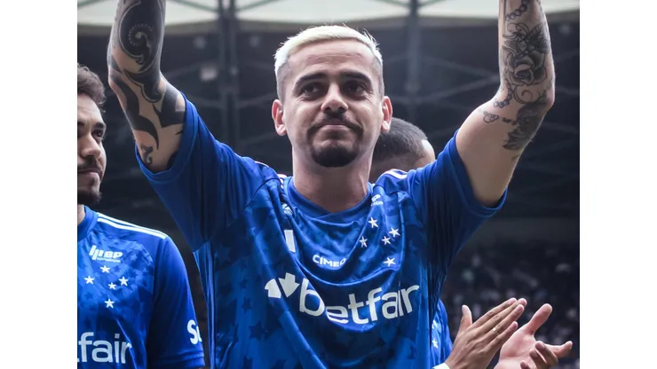 Foto: Divulgação/Cruzeiro - Fagner em apresentação ao torcedor no Mineirão.
