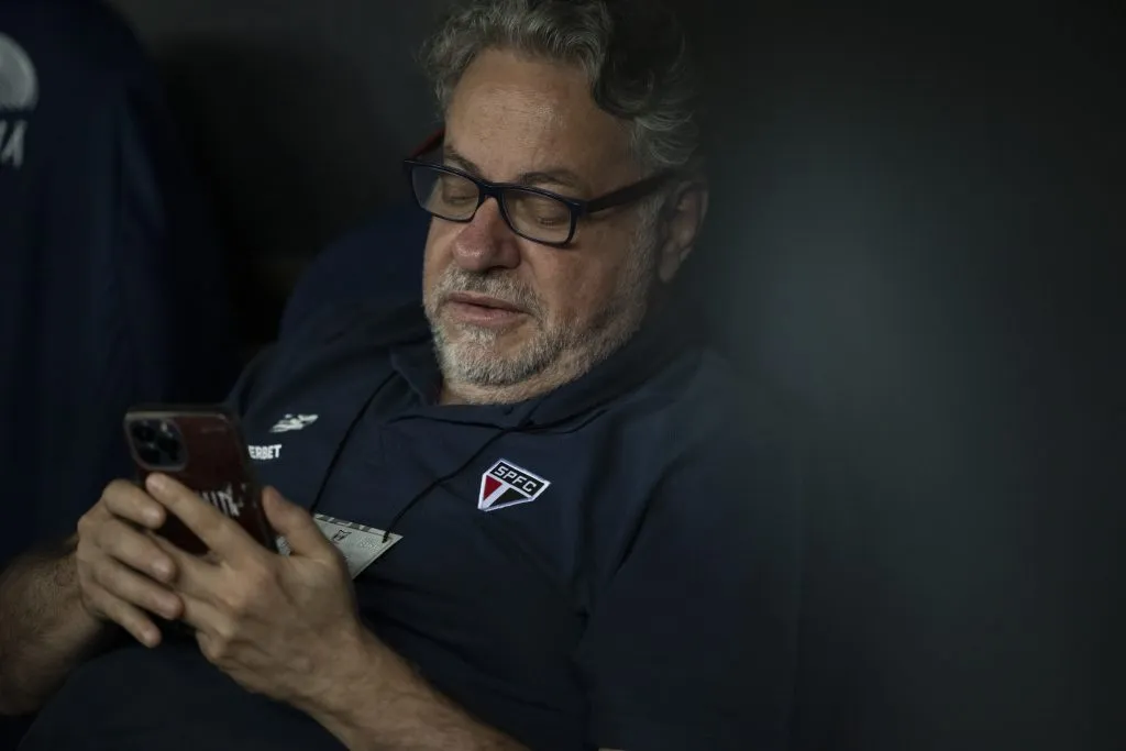 RJ – RIO DE JANEIRO – 17/04/2024 – BRASILEIRO A 2024, FLAMENGO X SAO PAULO – Julio Casares presidente do Sao Paulo antes da partida contra o Flamengo no estadio Maracana pelo campeonato Brasileiro A 2024.  Foto: Jorge Rodrigues/AGIF