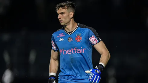 Léo Jardim, goleiro do Vasco, durante partida contra o Cuiabá pelo Campeonato Brasileiro de 2024. Foto: Thiago Ribeiro/AGIF