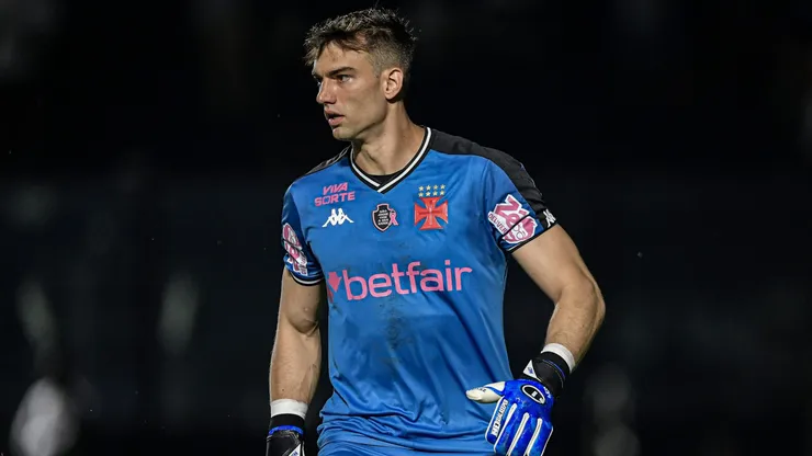 Léo Jardim, goleiro do Vasco, durante partida contra o Cuiabá pelo Campeonato Brasileiro de 2024. Foto: Thiago Ribeiro/AGIF