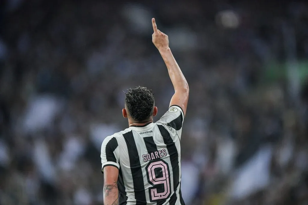 Tiquinho Soares comemorando gol durante partida contra o Criciúma no Campeonato Brasileiro A 2024. Foto: Thiago Ribeiro/AGIF
