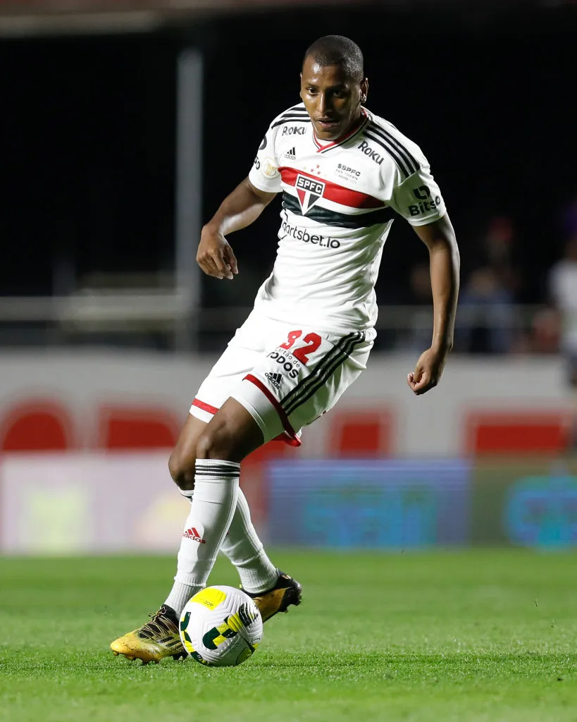 SAO PAULO, BRAZIL – JULY 17: Luizao of Sao Paulo controls the ball during the match between Sao Paulo and Fluminense as part of Brasileirao Series A 2022 at Morumbi Stadium on July 17, 2022 in Sao Paulo, Brazil. (Photo by Ricardo Moreira/Getty Images)