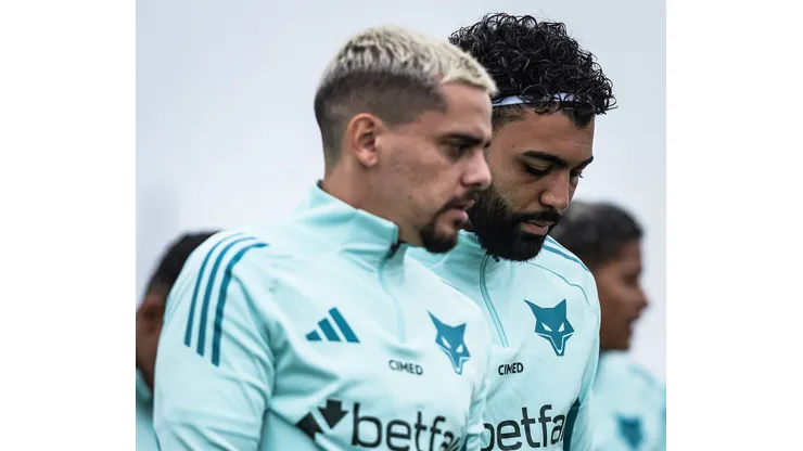 Fagner e Gabigol durante treinamento do Cruzeiro. Foto: Gustavo Aleixo/Cruzeiro