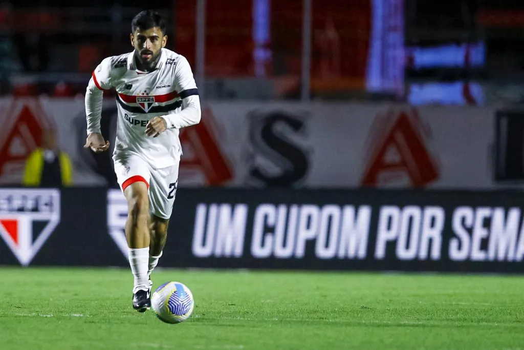 Liziero, jogador do São Paulo, durante partida contra o Athletico-PR (Foto: Marco Miatelo/AGIF)