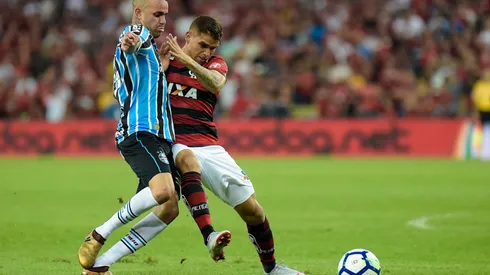 RJ – Rio de Janeiro – 15/08/2018 – Copa do Brasil 2018, Flamengo x Gremio -Cuellar jogador do Flamengo disputa lance com Luan jogador do Gremio durante partida no estadio Maracana pelo campeonato Copa do Brasil 2018. Foto: Thiago Ribeiro/AGIF