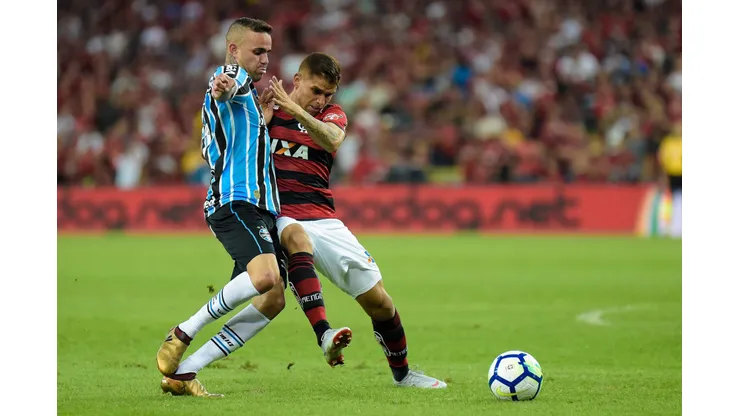 RJ - Rio de Janeiro - 15/08/2018 - Copa do Brasil 2018, Flamengo x Gremio -Cuellar jogador do Flamengo disputa lance com Luan jogador do Gremio durante partida no estadio Maracana pelo campeonato Copa do Brasil 2018. Foto: Thiago Ribeiro/AGIF
