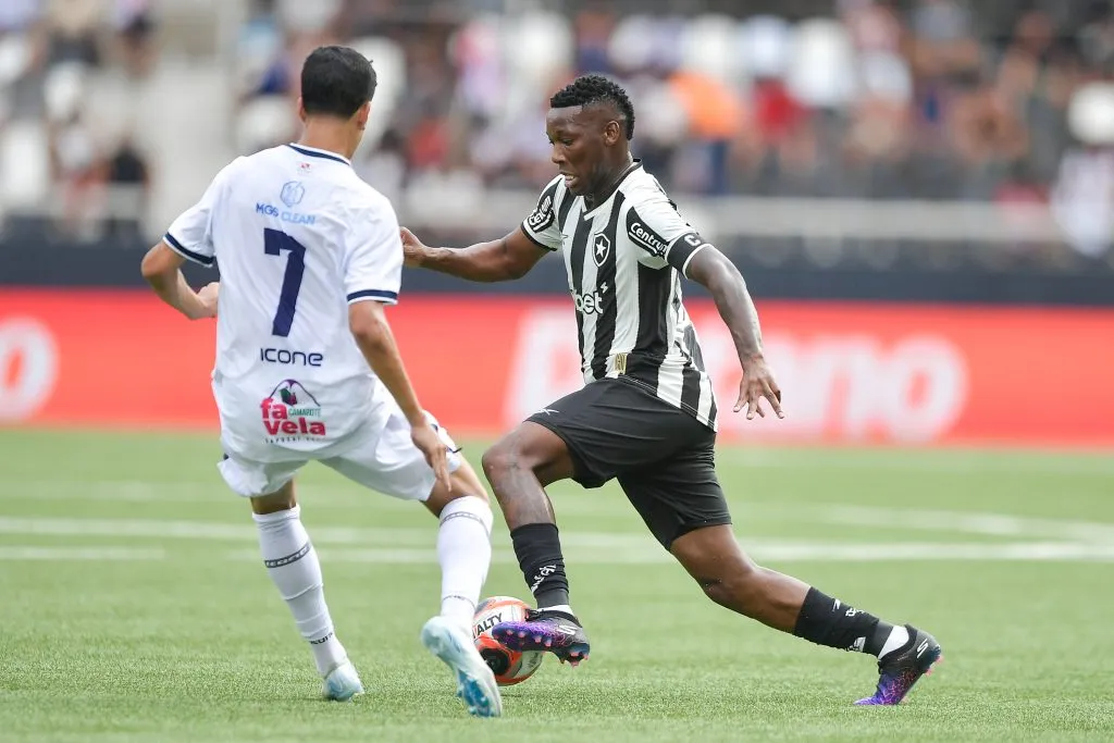 Patrick de Paula jogador do Botafogo durante partida contra o Marica no estadio Engenhão pelo campeonato Carioca 2025. Foto: Thiago Ribeiro/AGIF