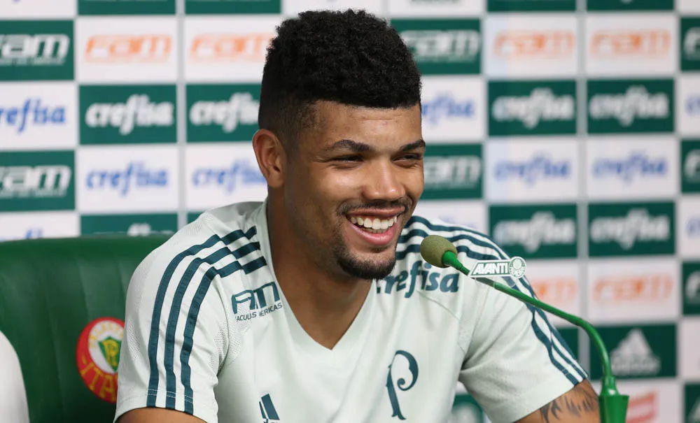O jogador Juninho, da SE Palmeiras, concede entrevista coletiva, durante jogo-treino contra a equipe do Oeste FC, na Academia de Futebol.