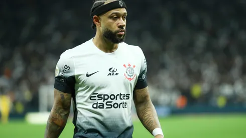 Memphis Depay durante confronto contra o Bahia no Brasileirão 2024.