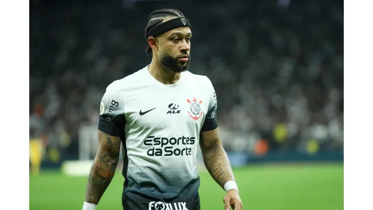 Memphis Depay durante confronto contra o Bahia no Brasileirão 2024.