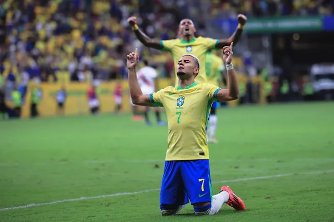 Andreas Pereira jogador do Brasil comemora seu gol durante partida contra o Peru no estádio Mané Garrincha pelo campeonato Eliminatórias Copa Do Mundo 2026. Foto: Ettore Chiereguini/AGIF
