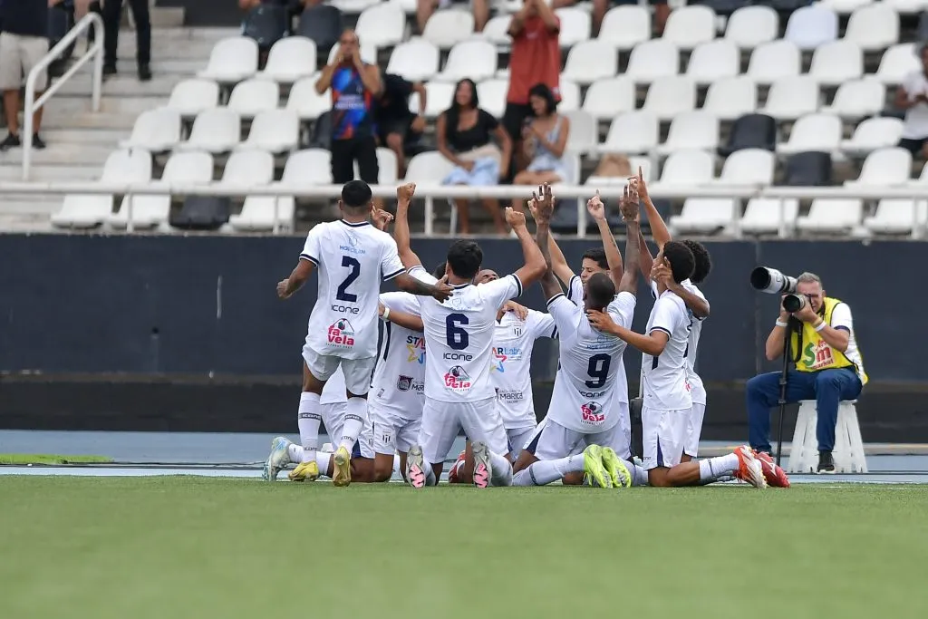 Jogadores do Maricá comemorando gol contra o Botafogo no Campeonato Carioca 2025. Foto: Thiago Ribeiro/AGIF
