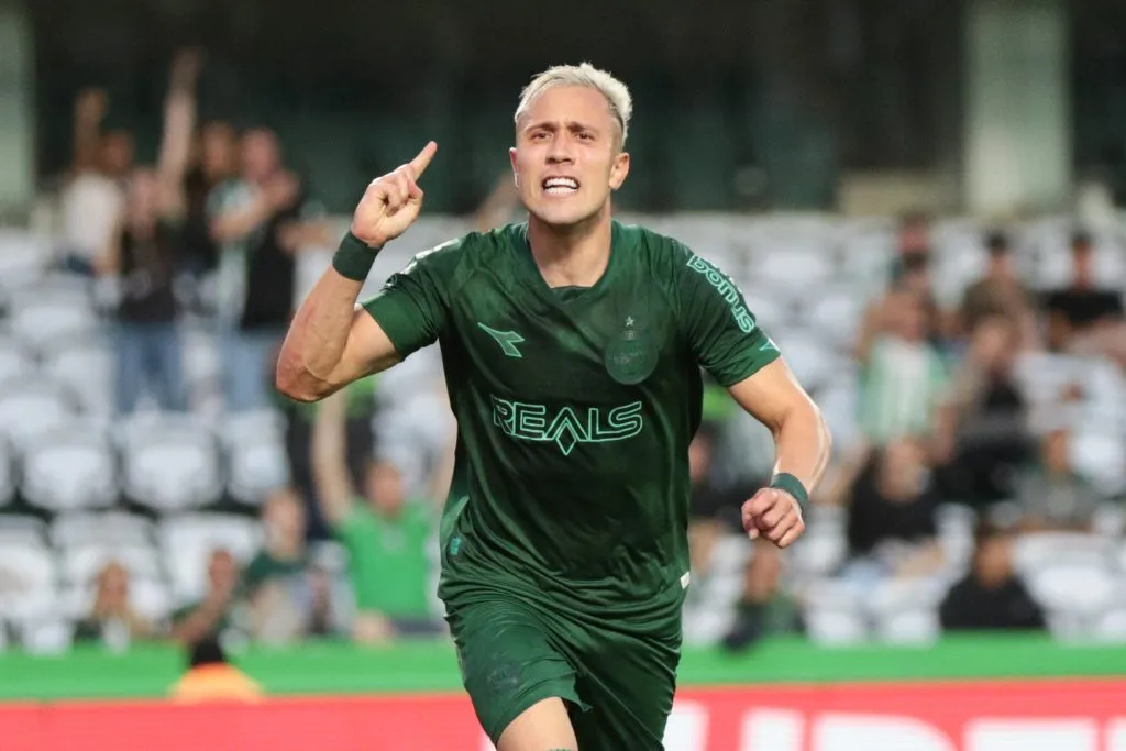 Matheus Frizzo comemorando gol durante partida contra o CRB na Série B 2024. Foto: Robson Mafra/AGIF