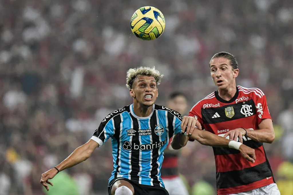 Filipe Luis jogador do Flamengo disputa lance com Bitello jogador do Gremio durante partida no estadio Maracana pelo campeonato Copa do Brasil 2023. Foto: Thiago Ribeiro/AGIF