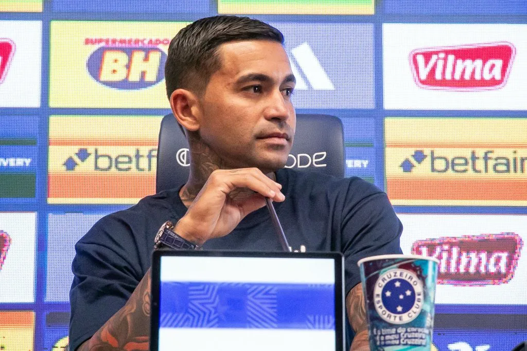 Dudu durante sua apresentação oficial como jogador do Cruzeiro em coletiva de imprensa realizada no CT Toca II. Foto: Fernando Moreno/AGIF