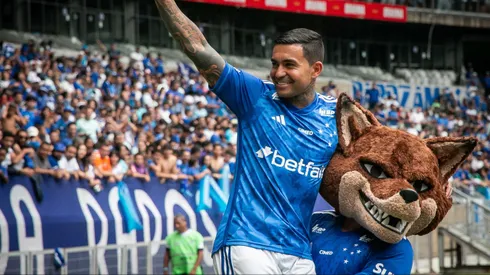 Dudu em campo durante sua apresentação oficial como jogador do Cruzeiro. Foto: Fernando Moreno/AGIF