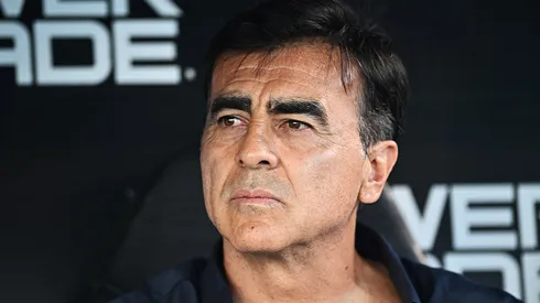 BUENOS AIRES, ARGENTINA – DECEMBER 15: Gustavo Quinteros, Head Coach of Velez Sarsfield, looks on prior to the Liga Profesional 2024 match between Velez Sarsfield and Huracan at Jose Amalfitani Stadium on December 15, 2024 in Buenos Aires, Argentina. (Photo by Rodrigo Valle/Getty Images)