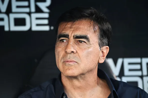 Quinteros pretende utilizar Edenilson como volante centralizado – Foto: Rodrigo Valle/Getty Images.