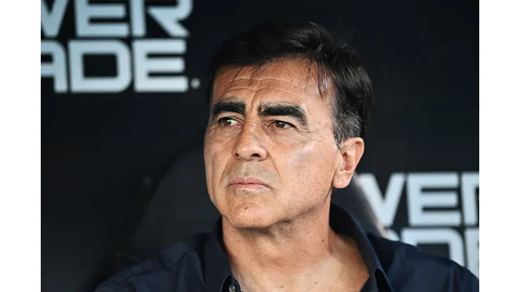 BUENOS AIRES, ARGENTINA - DECEMBER 15: Gustavo Quinteros, Head Coach of Velez Sarsfield, looks on prior to the Liga Profesional 2024 match between Velez Sarsfield and Huracan at Jose Amalfitani Stadium on December 15, 2024 in Buenos Aires, Argentina. (Photo by Rodrigo Valle/Getty Images)
