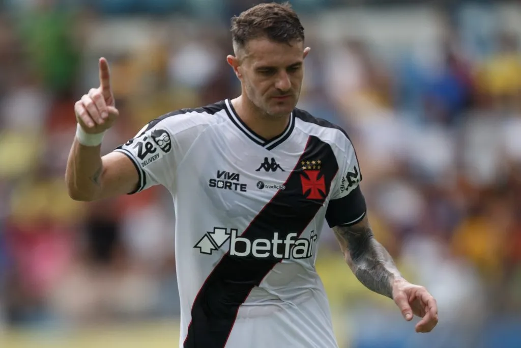 Vegetti comemorando gol durante partida contra o Cuiabá no Campeonato Brasileiro A 2024. Foto: Gil Gomes/AGIF
