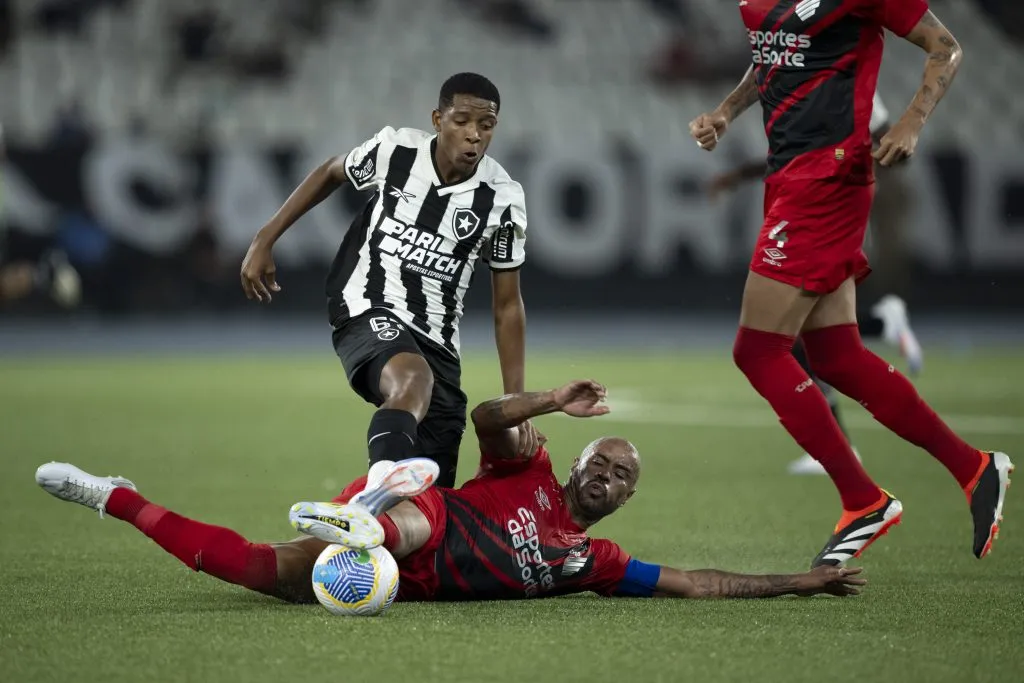 Yarlen jogador do Botafogo disputa lance com Thiago Heleno jogador do Athletico-PR durante partida no  Engenhão pelo campeonato Brasileiro A 2024. Foto: Jorge Rodrigues/AGIF