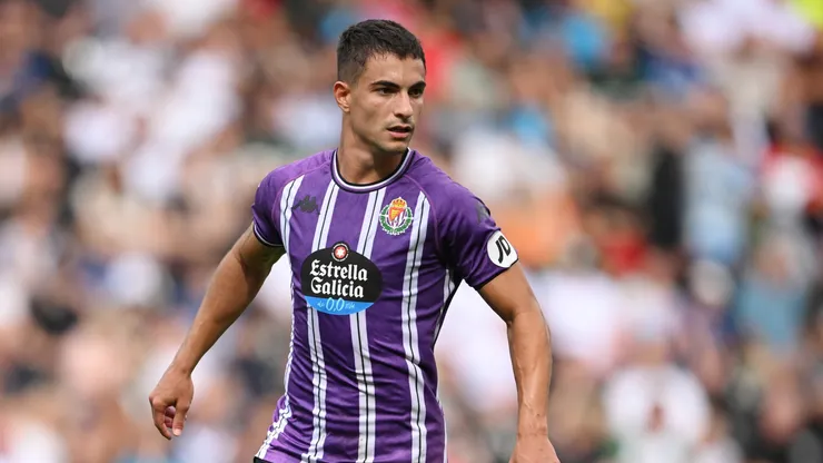 DERBY, INGLATERRA - 03 DE AGOSTO: Lucas Rosa do Real Valladolid em ação durante o amistoso de pré-temporada entre Derby County e Real Valladolid no Pride Park em 03 de agosto de 2024 em Derby, Inglaterra. (Foto de Michael Regan/Getty Images)