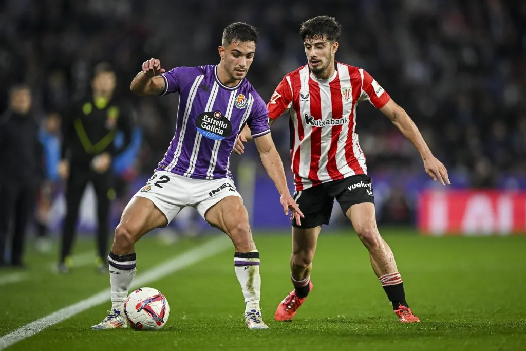Lucas Rosa do Real Valladolid e Nico Serrano do Athletic Club em ação durante a partida da LaLiga entre Real Valladolid CF e Athletic Club em Jose Zorrilla em 10 de novembro de 2024 em Valladolid, Espanha. (Foto de Otávio Passos/Getty Images)