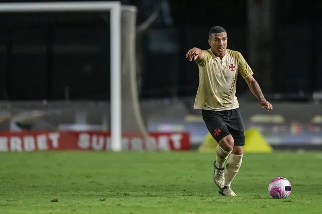 Mateus Carvalho, jogador do Vasco, durante partida contra o Bahia (Foto: Thiago Ribeiro/AGIF)