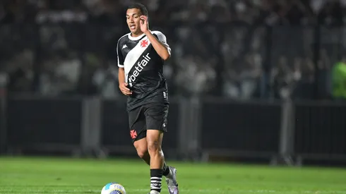 Mateus Carvalho, jogador do Vasco, durante partida contra o Corinthians (Foto: Thiago Ribeiro/AGIF)