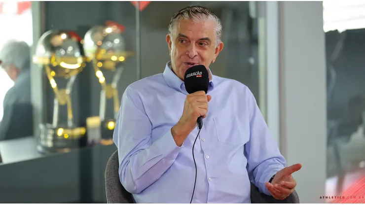 Foto: José Tramontin/athletico.com.br - Petraglia durante entrevista no Athletico-PR.