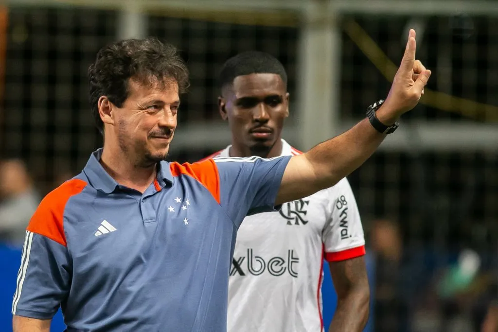 Fernando Diniz durante partida contra o Flamengo no Campeonato Brasileiro A 2024. Foto: Fernando Moreno/AGIF