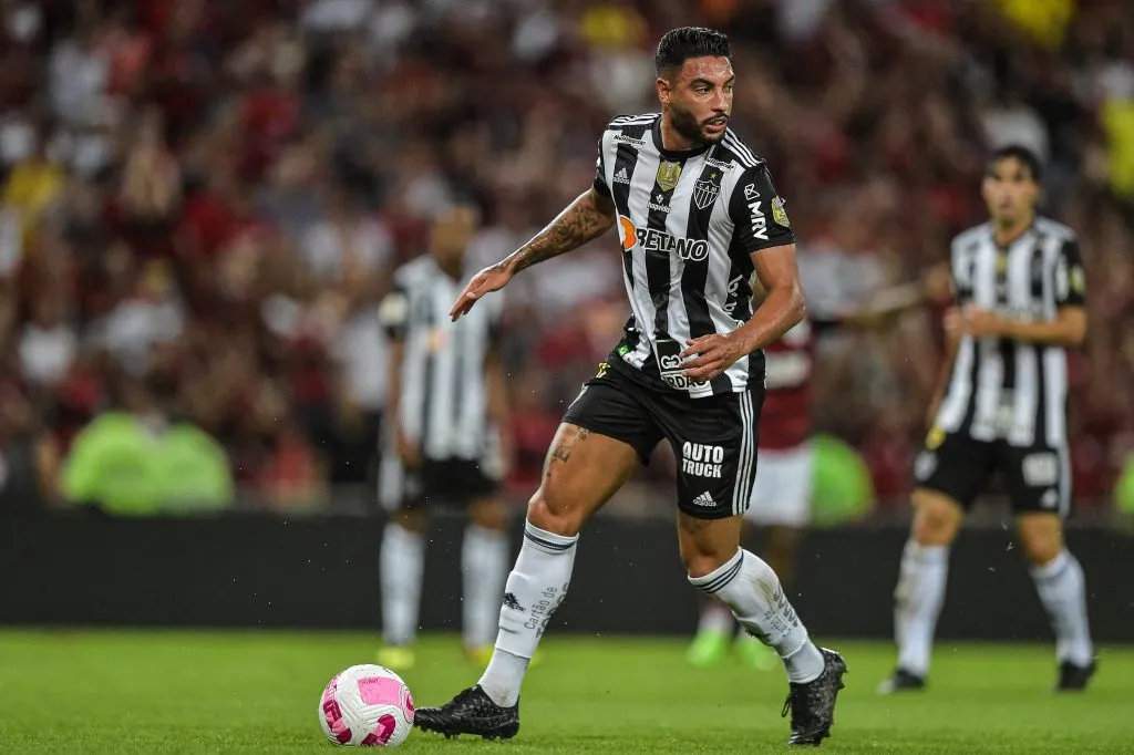 Nathan Silva jogando no Atlético-MG durante partida contra o Flamengo pelo campeonato Brasileiro A 2022. Foto: Thiago Ribeiro/AGIF