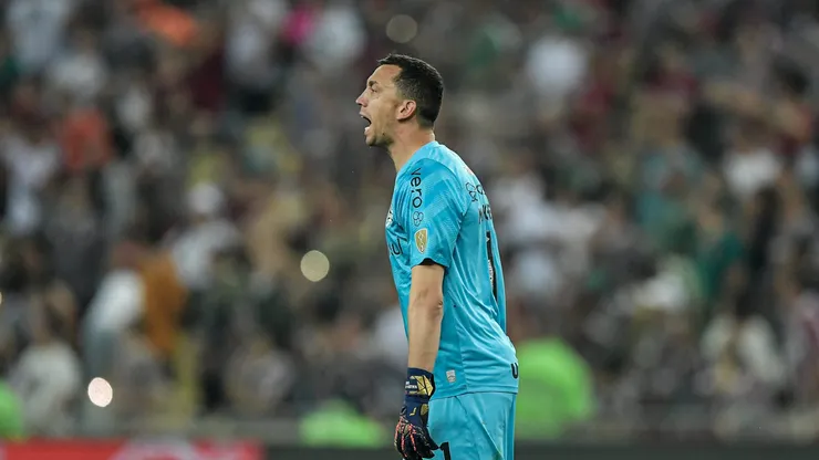 Marchesin goleiro do Gremio comemora gol durante partida contra o Fluminense no estadio Maracana pelo campeonato Copa Libertadores 2024.