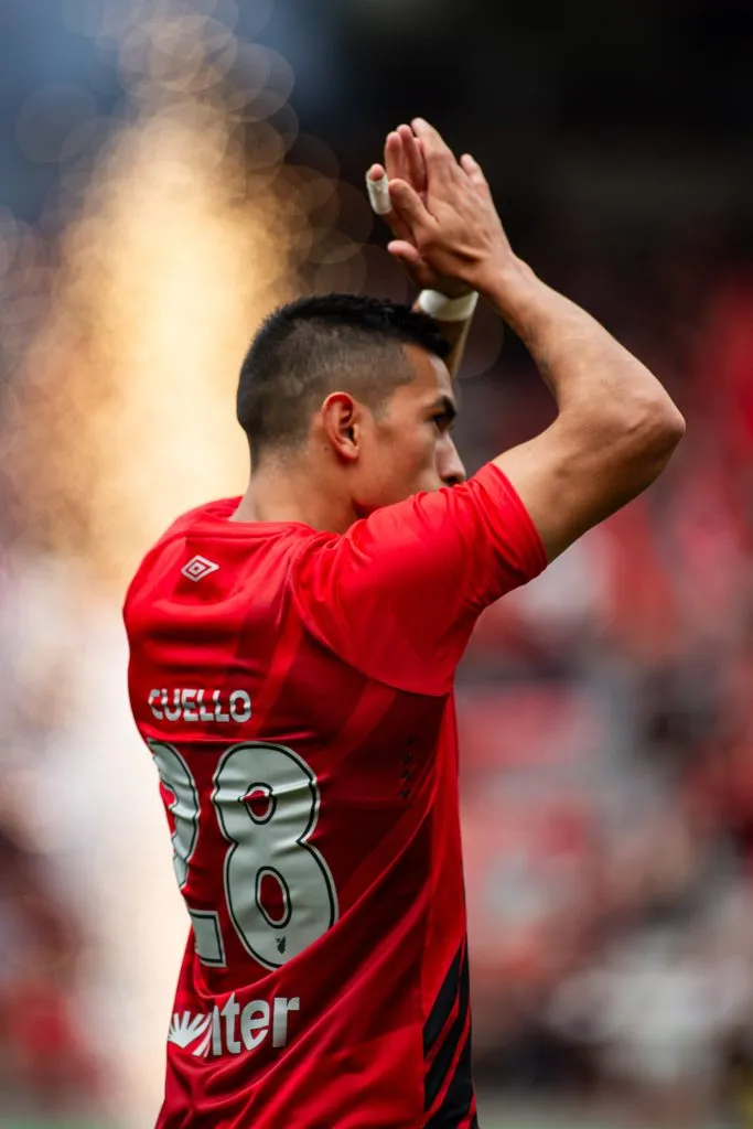 PR – CURITIBA – 11/01/2025 – PARANAENSE 2025, ATHLETICO-PR X PARANA CLUBE – Cuello jogador do Athletico-PR durante partida contra o Parana Clube no estadio Arena da Baixada pelo campeonato Paranaense 2025. Foto: Luis Garcia/AGIF