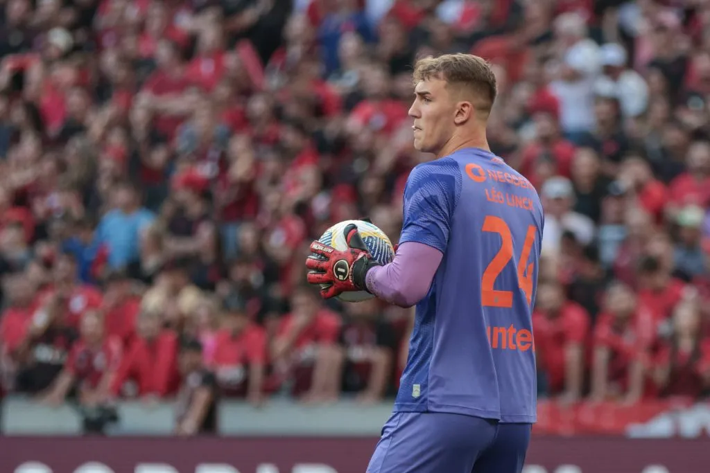 PR – CURITIBA – 16/06/2024 – BRASILEIRO A 2024, ATHLETICO-PR X FLAMENGO – Leo Linck goleiro do Athletico-PR durante partida contra o Flamengo no estadio Arena da Baixada pelo campeonato Brasileiro A 2024. Foto: Robson Mafra/AGIF
