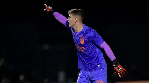 Leo Linck goleiro do Athletico-PR durante partida contra o Vasco no estadio Sao Januario pelo campeonato Brasileiro A 2024. Foto: Thiago Ribeiro/AGIF