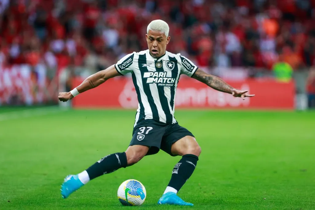 Matheus Martins jogador do Botafogo durante partida contra o Internacional no Beira-Rio pelo campeonato Brasileiro A 2024. Foto: Luiz Erbes/AGIF
