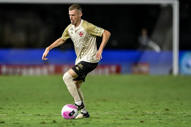 Maxime Dominguez não deve jogar na Copa do Brasil – Foto: Thiago Ribeiro/AGIF.