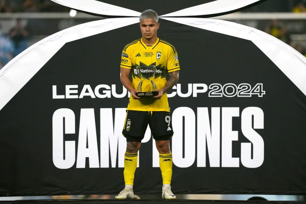 Cucho Hernandez # 9 do Columbus Crew posa com o troféu MVP da Final da Leagues Cup 2024 após a final da Leagues Cup 2024 contra o Los Angeles FC no Lower.com Field em 25 de agosto de 2024 em Columbus, Ohio. Columbus Crew venceu por 3-1. (Foto de Jason Mowry/Getty Images)