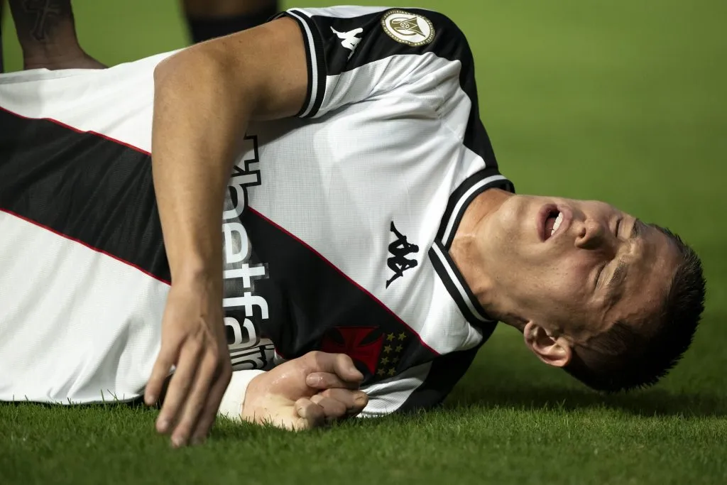 RJ – RIO DE JANEIRO – 29/06/2024 – BRASILEIRO A 2024, VASCO X BOTAFOGO – Guilherme Estrella jogador do Vasco durante partida contra o Botafogo no estadio Sao Januario pelo campeonato Brasileiro A 2024. Foto: Jorge Rodrigues/AGIF