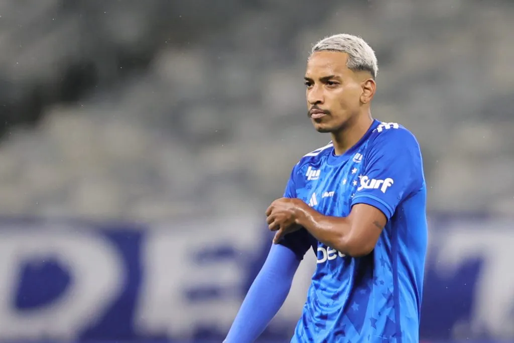Matheus Pereira, jogador do Cruzeiro, durante partida contra o Palmeiras (Foto: Gilson Lobo/AGIF)