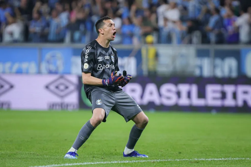 RS – PORTO ALEGRE – 22/09/2024 – BRASILEIRO A 2024, GREMIO X FLAMENGO – Marchesin jogador do Gremio comemora seu gol durante partida contra o Flamengo no estadio Arena do Gremio pelo campeonato Brasileiro A 2024. Foto: Maxi Franzoi/AGIF