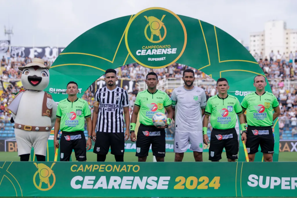 O arbitro durante partida entre Ceara e Floresta no estadio Presidente Vargas pelo campeonato Cearense 2024. Foto: Lucas Emanuel/AGIF