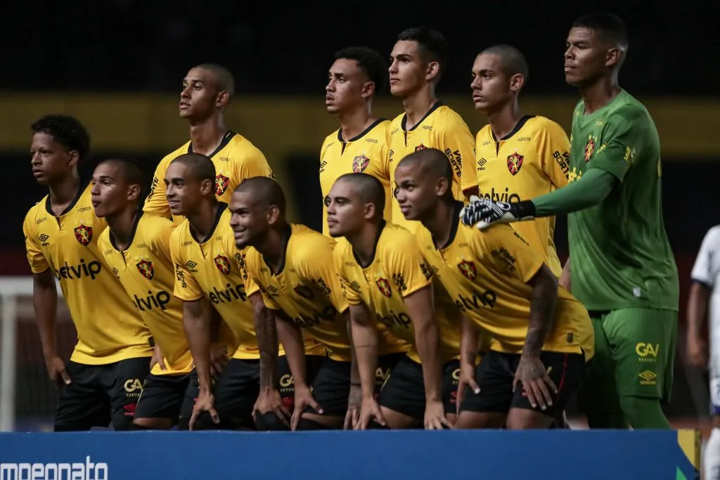 Jogadores do Sport posam para foto antes na partida contra Decisao no estadio Ilha do Retiro pelo campeonato Pernambucano 2025. Foto: Rafael Vieira/AGIF