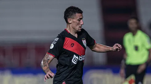 Gabriel Baralhas, jogador do Inter, atuando no Atlético-GO