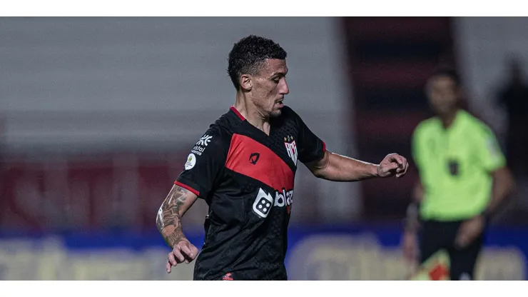 Gabriel Baralhas, jogador do Inter, atuando no Atlético-GO