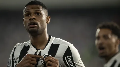 Junior Santos jogador do Botafogo comemora seu gol durante partida contra o LDU no estadio Engenhao pelo campeonato Copa Libertadores 2024.